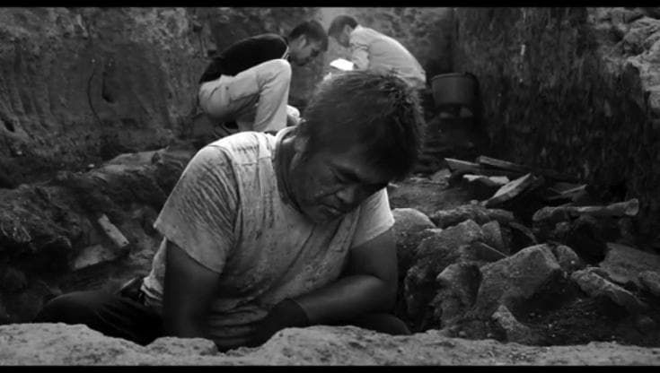 "Sotto le nuvole", la Napoli di Gianfranco Rosi è un affresco in bianco e nero