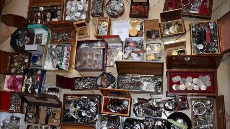 Dai mammut ai diamanti: 6 milioni di refurtiva a casa del re dei ricettatori. Già in 150 hanno riconosciuto i propri beni rubati