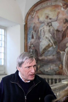 Don Ciotti e i giovani della solidariet&agrave;<br />"Fondamentale, ma non sia un tappabuchi"
