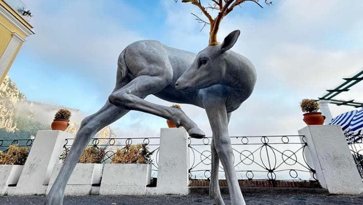 Capri, nessun mistero dietro il grande cervo in piazzetta. Tra biodiversità e omaggio a Diefenbach
