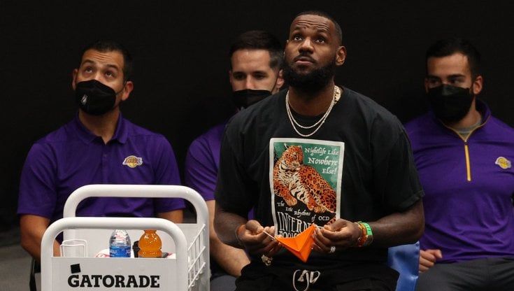 Nba, LeBron freme per tornare ma intanto i Lakers franano. E Erving boccia The King