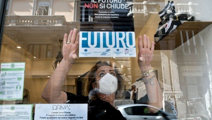 La protesta dei negozi a Napoli: "In 5 mila hanno già chiuso"