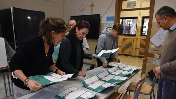 Regionali, quei tanti elettori di destra che hanno votato per Fico e Decaro