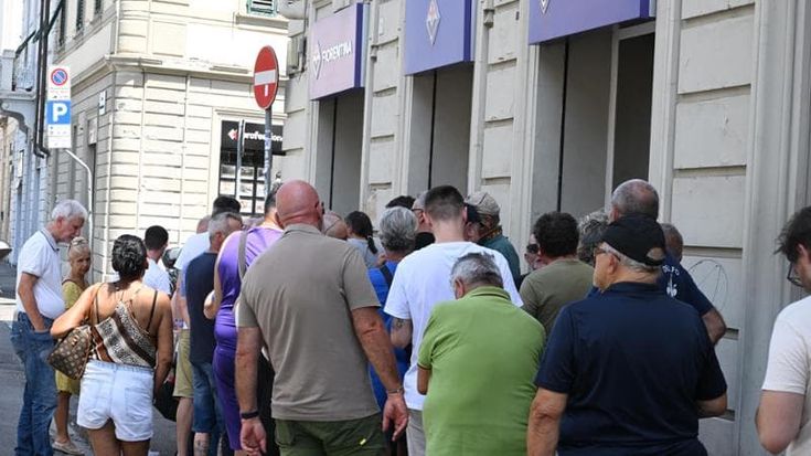 Entusiasmo Fiorentina: lunghe code di tifosi sotto il sole per rinnovare l’abbonamento