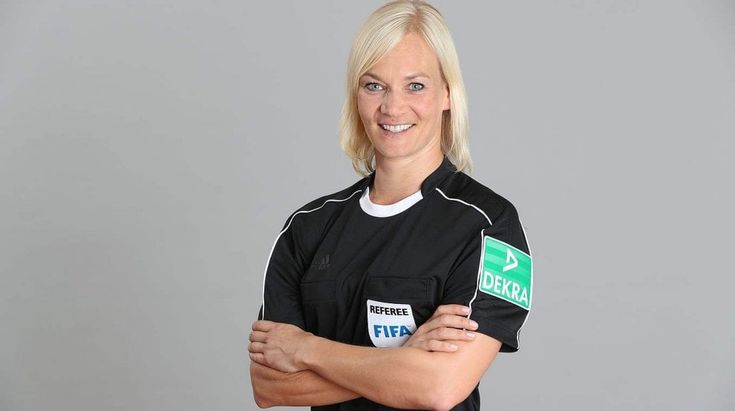 Ecco Bibiana, la prima arbitra della Bundesliga: "Un sogno che s'avvera"