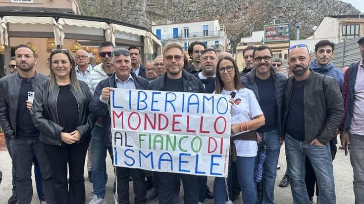 A Mondello il sit-in antimafia di La Vardera, tra solidarietà e polemiche in piazza