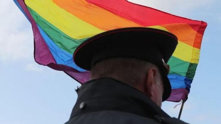 Russia, dalla bandiera arcobaleno vietata al prof che si scusa per un costume: le assurde conseguenze della crociata anti-Lgbtq