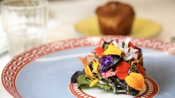 Massimo Bottura cucina i Beatles: il nuovo menu psichedelico e rock 