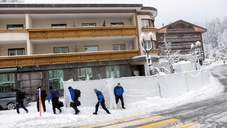 Giro di vite sui locali: controlli anti-incendio e capienza massima dopo il rogo di Crans-Montana
