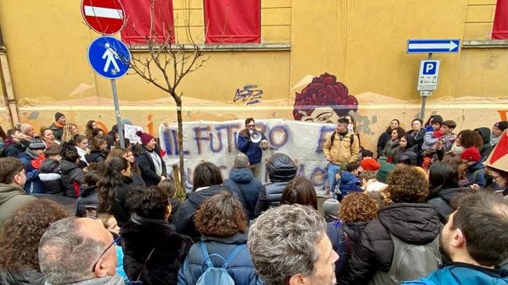 La manifestazione alle Testoni: “Giù le mani, questa è una scuola fantastica”