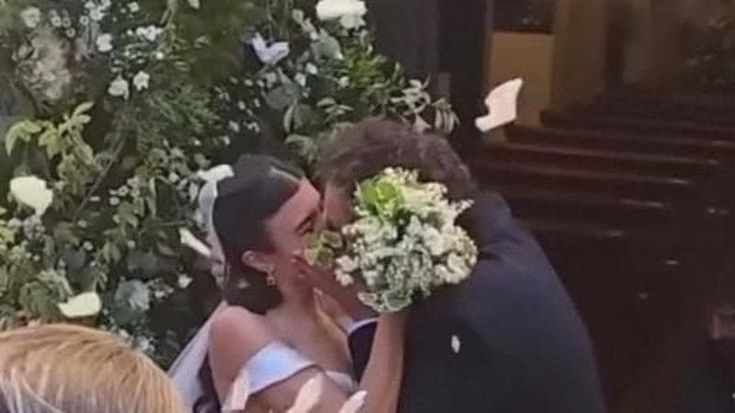 Tommaso Paradiso e Carolina Sansoni, il sì a Capalbio tra emozioni, vip e look coordinati
