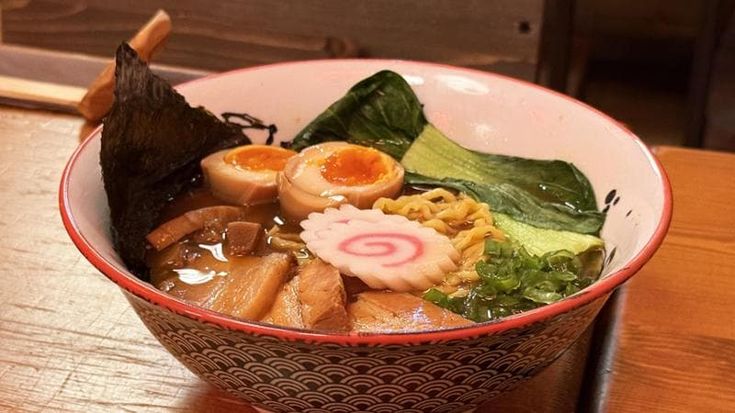 Il pranzo della domenica da Donburi House, tra katsu sando e il burger ideato con Guè