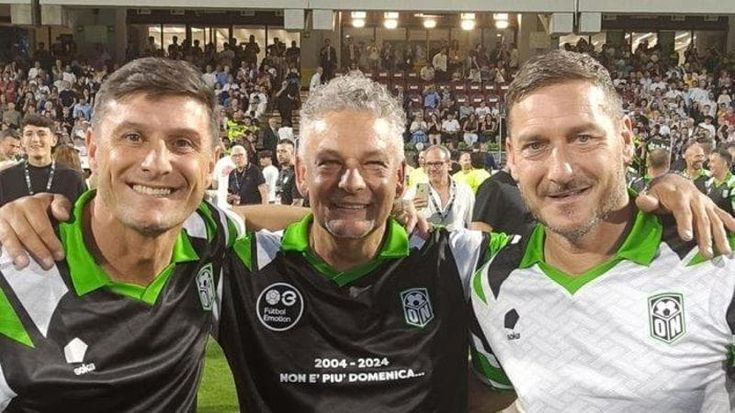 Roberto Baggio, tutti in piedi a Salerno: è ovazione per il mito