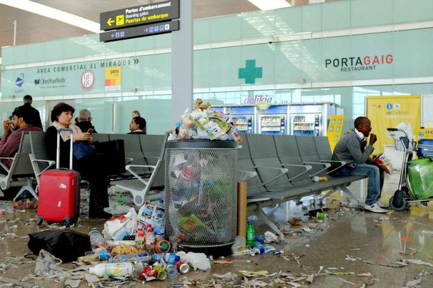 Barcellona, l'aeroporto è una discarica: sciopero pulizie a El Prat