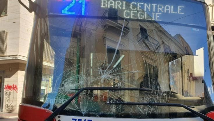 Si schianta con la bici elettrica contro bus Amtab in pieno centro a Bari: è grave