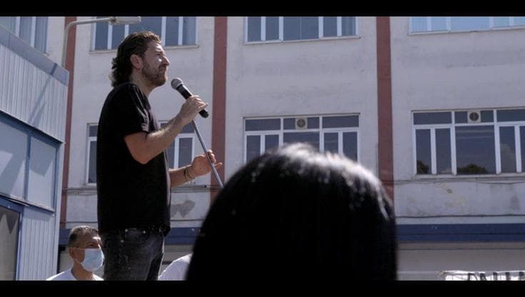 Alessandro Siani ricorda suo papà operaio nel doc 'Via Argine 310' - clip in anteprima