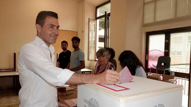 Lega, il brindisi del generale Vannacci con la birra italica e il veleno: “Bossi è un traditore”