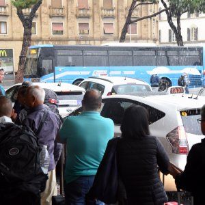 Taxi, centralini ritornano a funzionare. Nardella accetta l'incontro con i tassisti