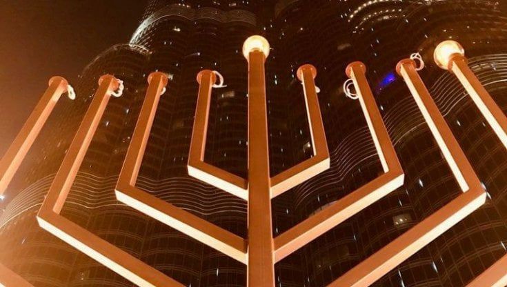 Il candelabro di Hanukkah davanti al grattacielo simbolo di Dubai