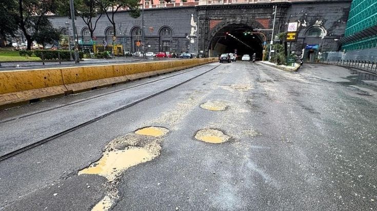 Piove, via Acton si sfalda un mese dopo i lavori. Posillipo: crolla un muro