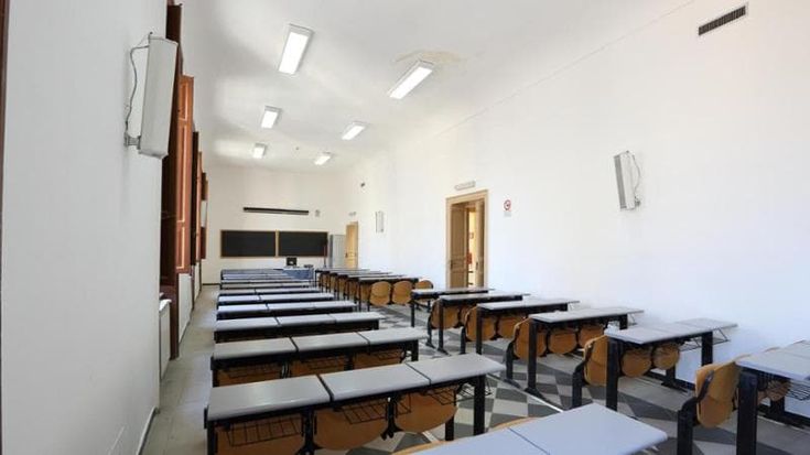 Poli universitari, che flop uffici trasformati in aule: a lezione solo posti in piedi
