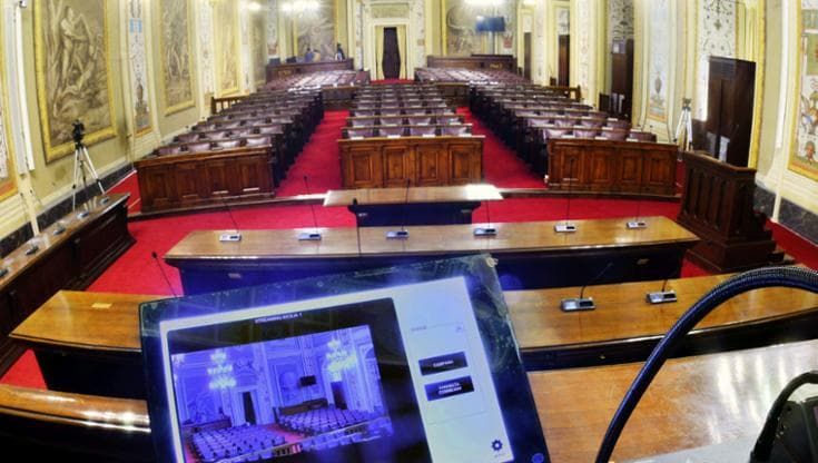 Aula vuota ma i tesserini dei deputati sono negli scranni, scoppia il caso all’Ars