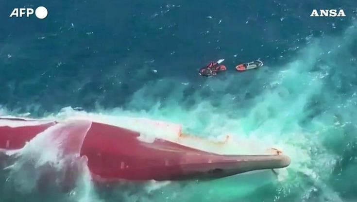 Indonesia, si rovescia traghetto con 243 persone a bordo: ci sono morti e dispersi