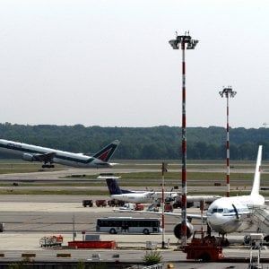 Malpensa, blitz dei No Borders contro i rimpatri: striscione su torre radar, 3 arresti 
