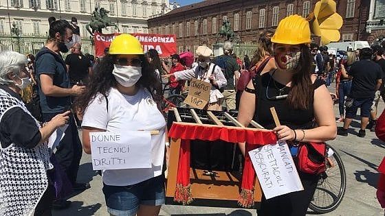 Torino, il mondo della cultura protesta in piazza Castello: "In ginocchio per il coronavirus, aiutateci"