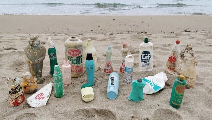 Plastica in mare, un museo per i rifiuti spiaggiati in Puglia: "Archeoplastica in mostra per salvare l'ambiente"