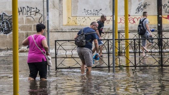 Nubifragio e grandine a Roma, allagamenti e quartieri isolati: chiusa per ore la metro Flaminio, bloccato il tram 2