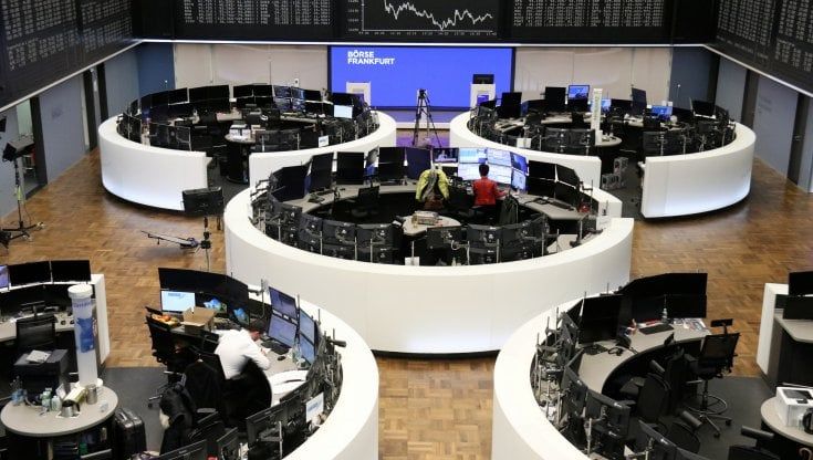 Le Borse di oggi, 22 novembre 2021. I listini faticano a scrollarsi di dosso la paura dei lockdown. Anche il Giappone spinge in giù il petrolio