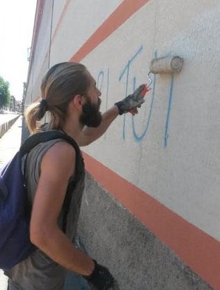 Milano, per hobby cancella le scritte sui muri: Cesare ripulisce San Vittore