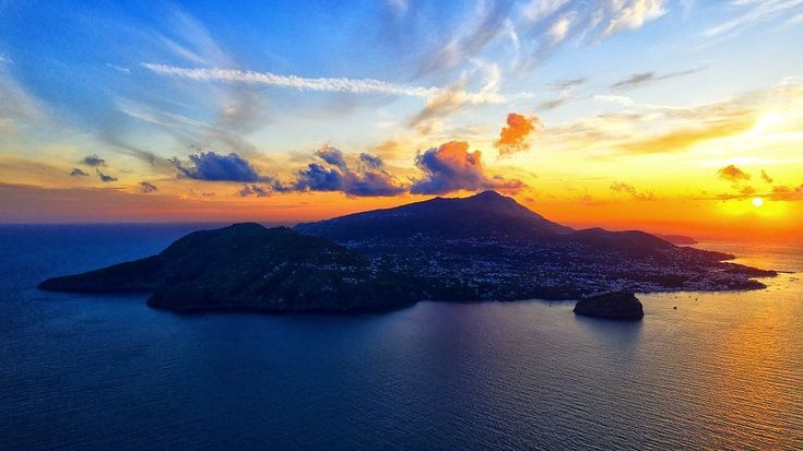 Ischia, tutta l'isola in uno scatto: il drone cattura la bellezza