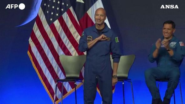 Luca Parmitano scelto per la missione Artemis III: pugno chiuso e mano sul cuore all’annuncio Nasa