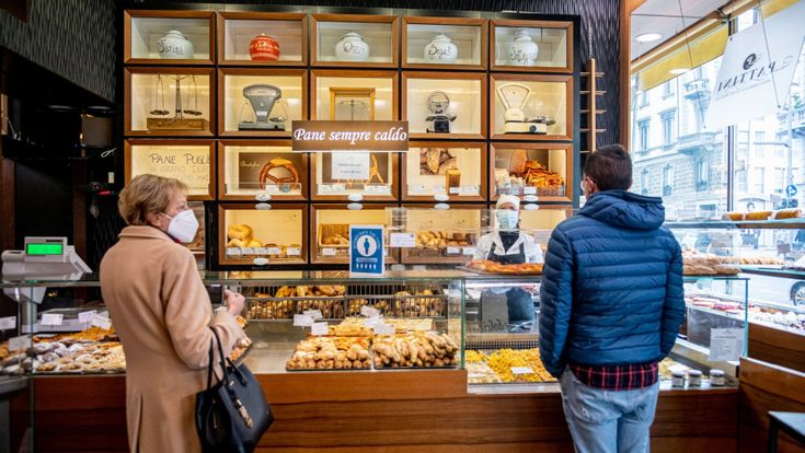 Code per caffè e fiori. Milano è a porte aperte: “Così non impazziamo”