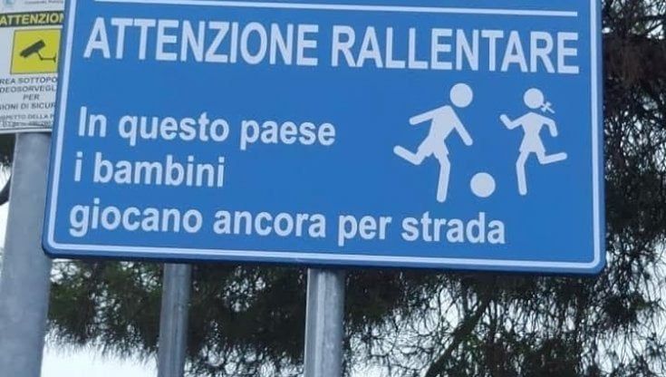 “Attenzione rallentare. In questo paese i bambini giocano ancora per strada”: a Mattinata i segnali stradali a misura dei più piccoli