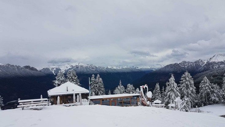 La prima neve sulle Dolomiti: da Cortina alla Val Badia fiocchi sulle località montane