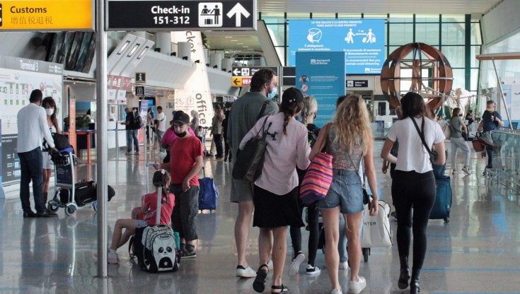 Covid, ragazzi romani bloccati a Ios: "Una di noi positiva, non sappiamo dove passare la quarantena"