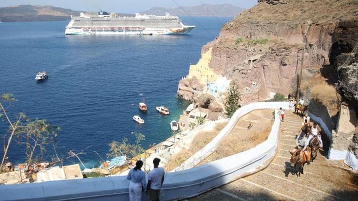 Santorini, sciopero dei bus turistici. Navi da crociera annullano scalo