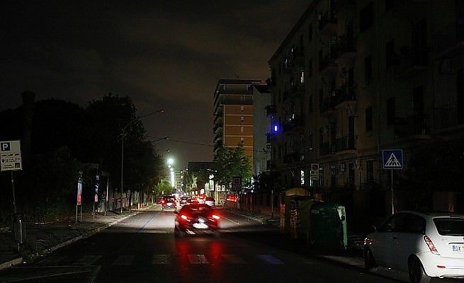 Lampioni vecchi e pericolosi<br />cos&igrave; la citt&agrave; resta al buio