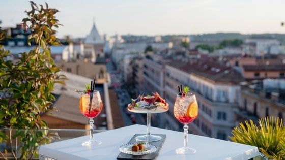 E gli hotel di lusso diventano il regno degli aperitivi