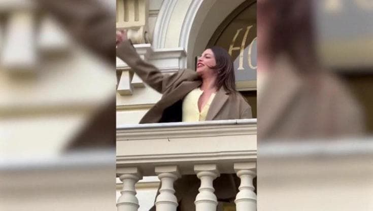 Sanremo, Emma saluta i fan per il lancio di "Apnea" 