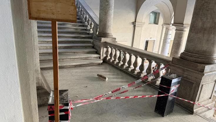 Il Tribunale di Genova con i cerotti: tra ironia, transenne e vincoli c’è un fitto piano di cantieri