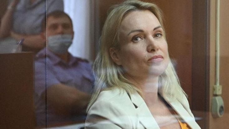 Mosca condanna a 8 anni in contumacia Marina Ovsjannikova, la giornalista che protestò in diretta tv