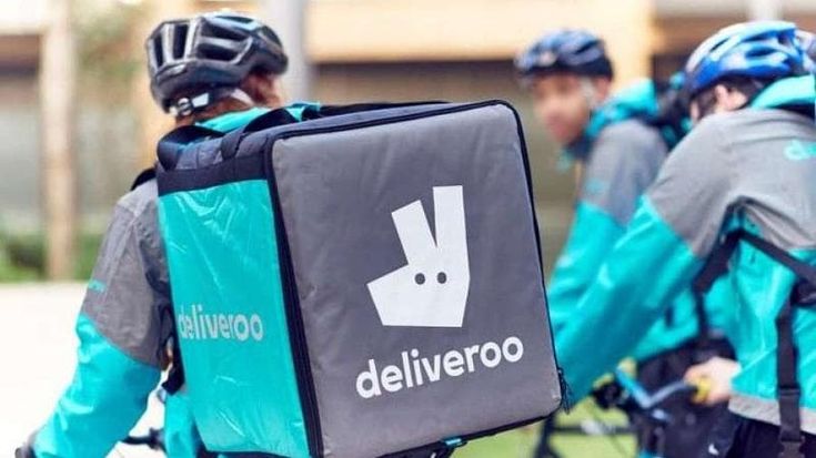 Rider con permesso provvisorio licenziati: Cgil e questura insieme per far cambiare idea a Deliveroo