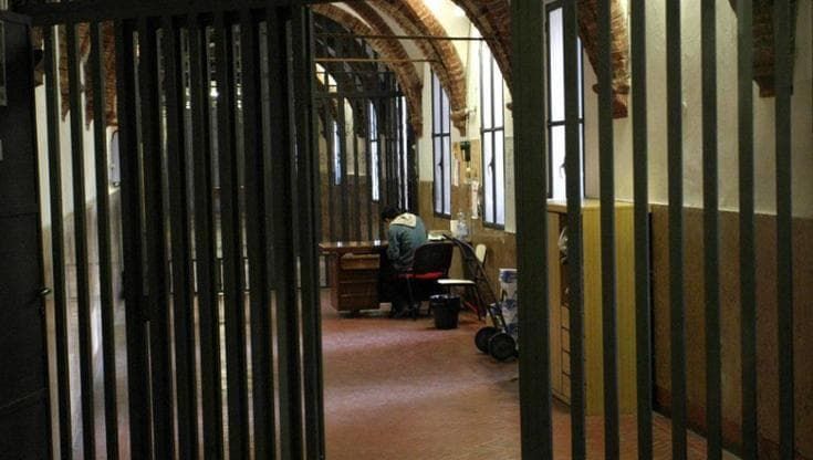 Dozza, si cuce la bocca in cella. La protesta disperata di un giovane detenuto