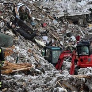 Rigopiano: multato di 4.500 euro per aver portato fiori al figlio morto