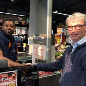 Varese, razzismo al supermercato: il sindaco incontra il cassiere aggredito