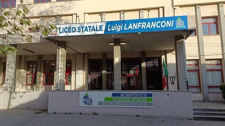 Intelligenza artificiale a scuola, varate regole stringenti. "In nessun caso potrà dare i voti"